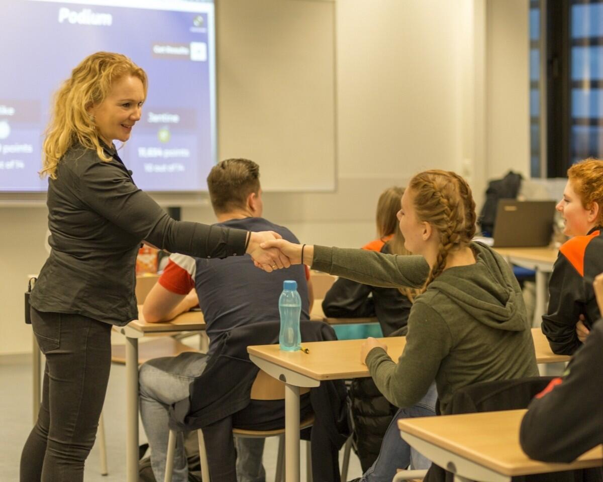Voorlichter in gesprek met jongeren
